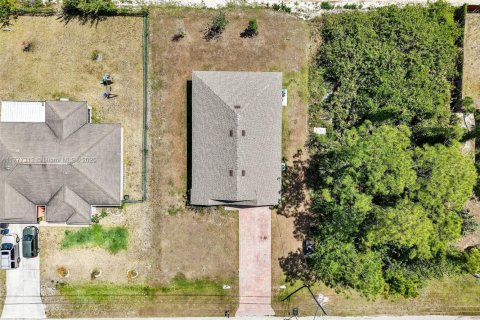 House in Lehigh Acres, Florida 4 bedrooms, 169.83 sq.m. № 1870010 - photo 3