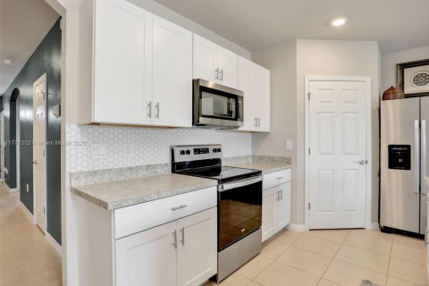 House in Lehigh Acres, Florida 4 bedrooms, 169.83 sq.m. № 1870010 - photo 15