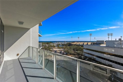 Condominio en Saint Petersburg, Florida, 1 dormitorio  № 2106089