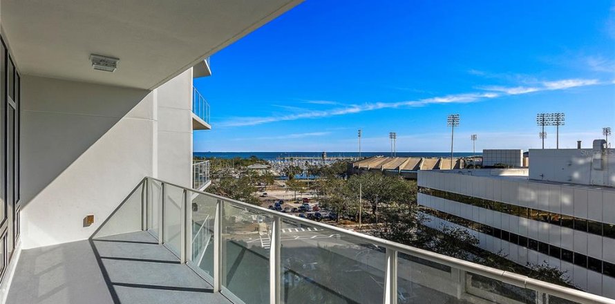 Condominio en Saint Petersburg, Florida, 1 dormitorio № 2106089