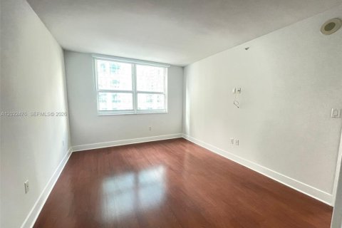 Condo in Miami, Florida, 3 bedrooms № 2252625 - photo 5