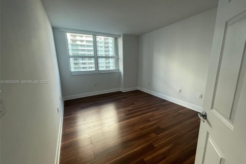 Condo in Miami, Florida, 3 bedrooms № 2252625 - photo 10