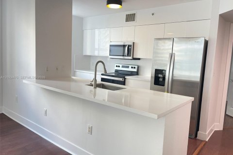 Condo in Miami, Florida, 3 bedrooms № 2252625 - photo 2