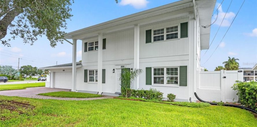 Villa ou maison à Saint Petersburg, Floride 3 chambres, 243.13 m2 № 2408448