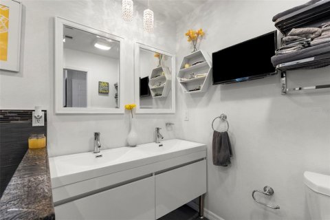 House in Saint Petersburg, Florida 4 bedrooms, 166.67 sq.m. № 2138162 - photo 23