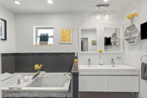 House in Saint Petersburg, Florida 4 bedrooms, 166.67 sq.m. № 2138162 - photo 21