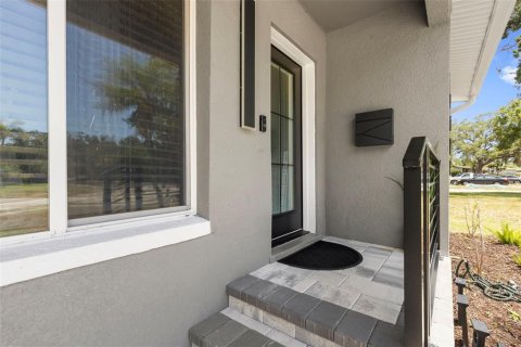 House in Saint Petersburg, Florida 4 bedrooms, 166.67 sq.m. № 2138162 - photo 2
