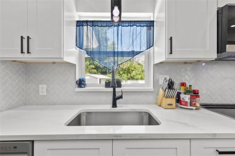 House in Saint Petersburg, Florida 4 bedrooms, 166.67 sq.m. № 2138162 - photo 10