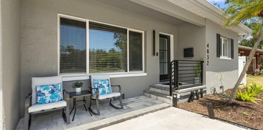 House in Saint Petersburg, Florida 4 bedrooms, 166.67 sq.m. № 2138162