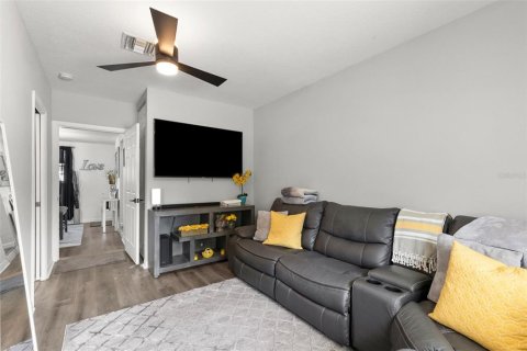 House in Saint Petersburg, Florida 4 bedrooms, 166.67 sq.m. № 2138162 - photo 17