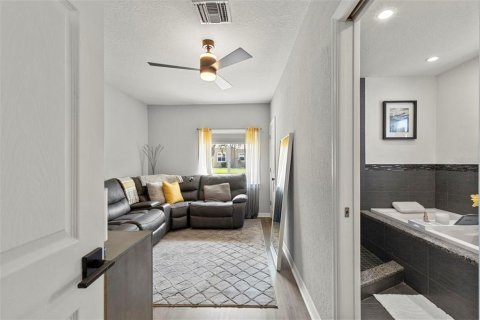 House in Saint Petersburg, Florida 4 bedrooms, 166.67 sq.m. № 2138162 - photo 15