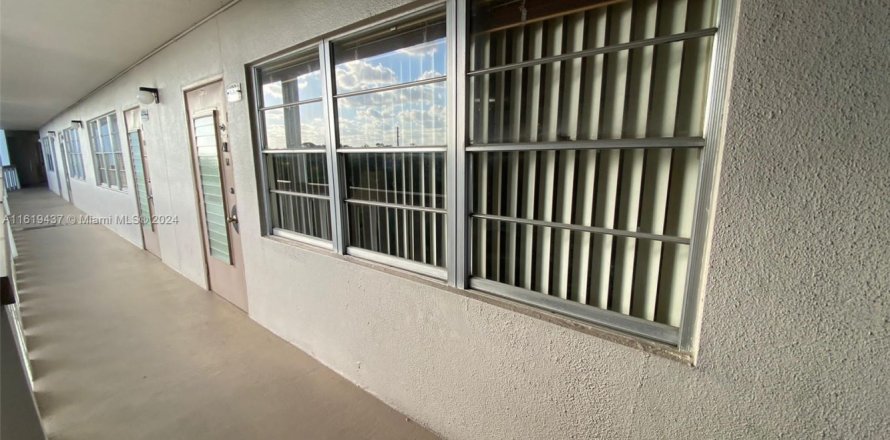 Condominio en West Palm Beach, Florida, 1 dormitorio  № 1934794