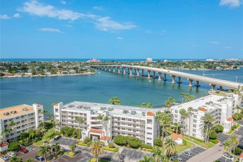 Снять в аренду кондоминиум в Сент-Питерсберг, Флорида 1 комната, 100.33м2, № 1245674 - фото 1