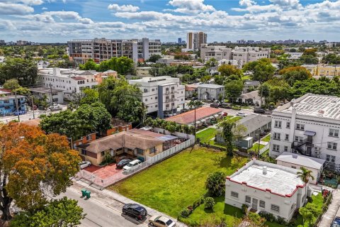 Commercial property in Miami, Florida № 1939909 - photo 12