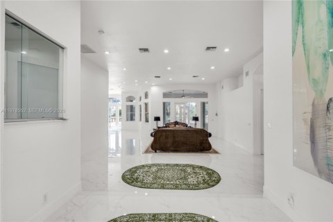 House in Davie, Florida 7 bedrooms, 438.31 sq.m. № 2043088 - photo 16