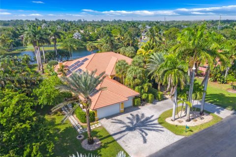 House in Davie, Florida 7 bedrooms, 438.31 sq.m. № 2043088 - photo 4