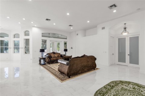 House in Davie, Florida 7 bedrooms, 438.31 sq.m. № 2043088 - photo 12