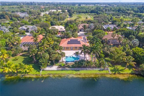 House in Davie, Florida 7 bedrooms, 438.31 sq.m. № 2043088