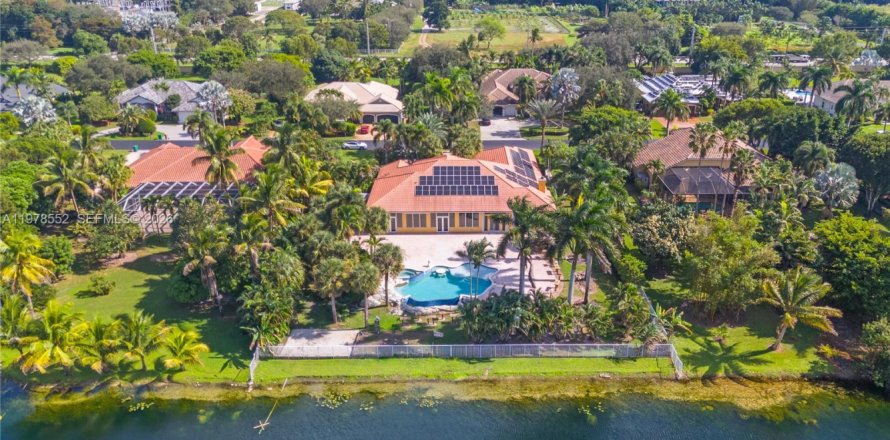 House in Davie, Florida 7 bedrooms, 438.31 sq.m. № 2043088