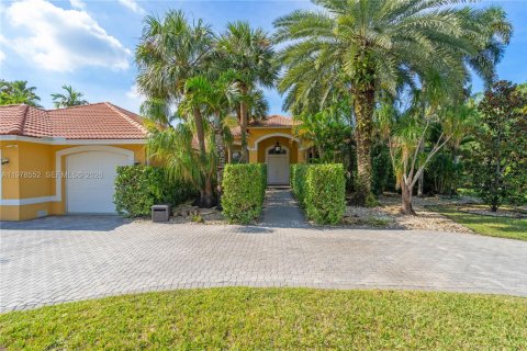 House in Davie, Florida 7 bedrooms, 438.31 sq.m. № 2043088 - photo 5