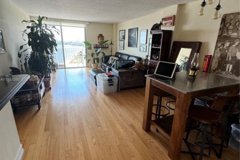 Condominio en venta en Miami, Florida, 1 dormitorio, 74.69 m2 № 2056332 - foto 5