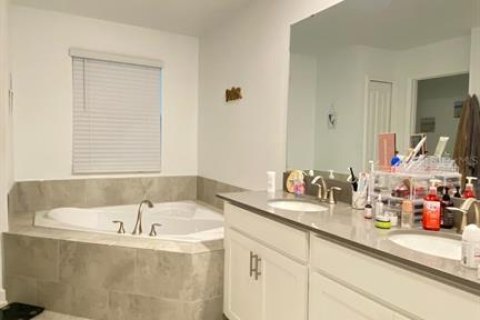 House in Orlando, Florida 5 bedrooms, 227.8 sq.m. № 1915405 - photo 30