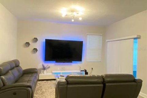 House in Orlando, Florida 5 bedrooms, 227.8 sq.m. № 1915405 - photo 9