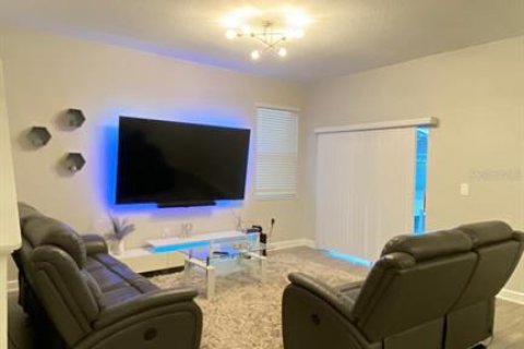 House in Orlando, Florida 5 bedrooms, 227.8 sq.m. № 1915405 - photo 10