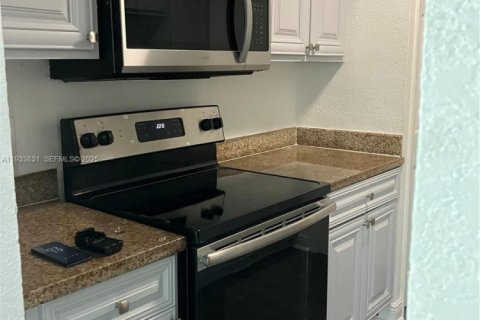 Condo in Miami, Florida, 1 bedroom  № 1994108 - photo 4