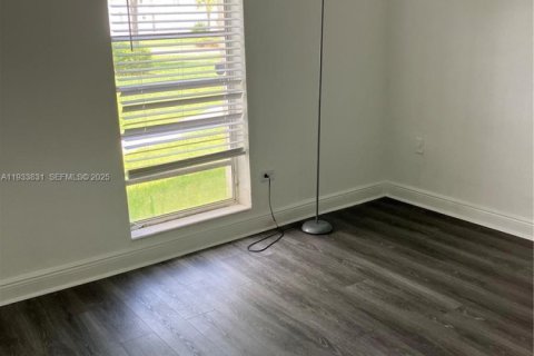 Condo in Miami, Florida, 1 bedroom  № 1994108 - photo 3