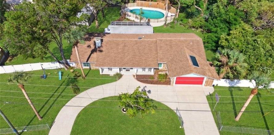 House in Hudson, Florida 4 bedrooms, 218.13 sq.m. № 2201272