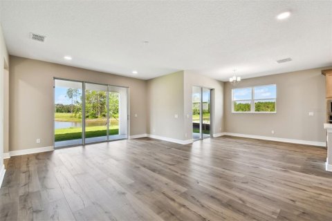House in Zephyrhills, Florida 5 bedrooms, 349.41 sq.m. № 1379757 - photo 21