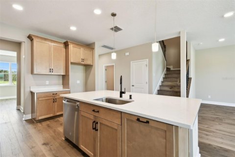 House in Zephyrhills, Florida 5 bedrooms, 349.41 sq.m. № 1379757 - photo 15