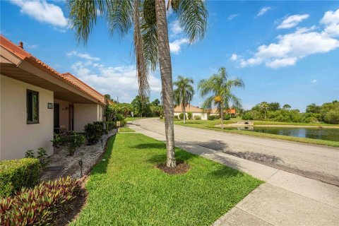 Villa ou maison à vendre à Sarasota, Floride: 2 chambres, 127.65 m2 № 2142573 - photo 4