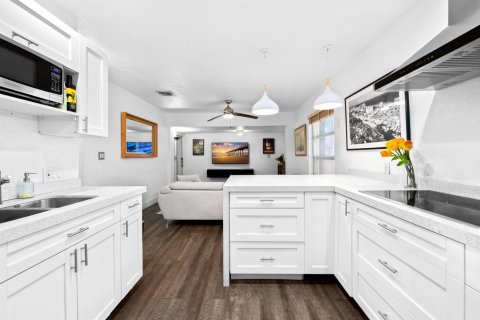 House in Fort Lauderdale, Florida 3 bedrooms, 93.83 sq.m. № 2081618