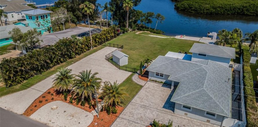 Casa en Tarpon Springs, Florida 3 dormitorios, 231.88 m2 № 1747784