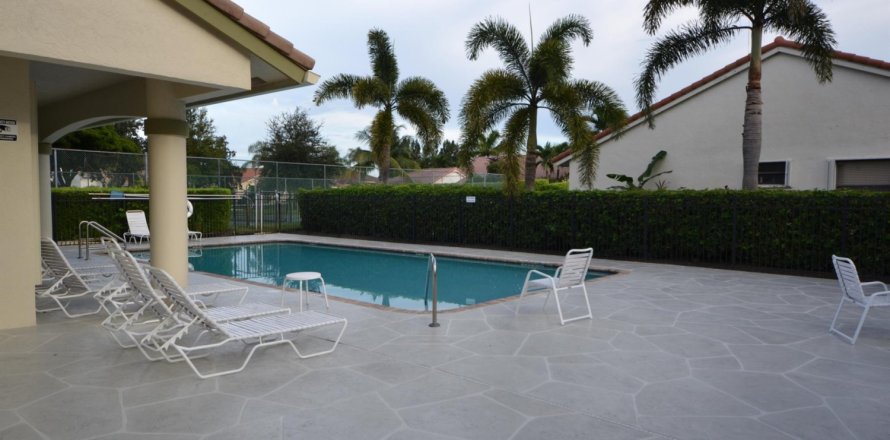 House in Delray Beach, Florida 3 bedrooms, 156.82 sq.m. № 1050183