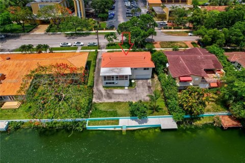 House in Miami Shores, Florida 3 bedrooms, 283.17 sq.m. № 2242636 - photo 23