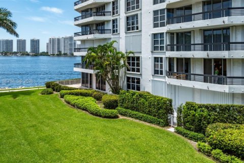 Copropriété à vendre à Aventura, Floride: 2 chambres, 126.81 m2 № 2076470 - photo 13