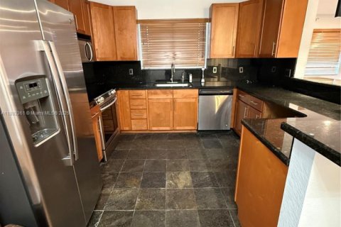 Снять в аренду виллу или дом в Майами, Флорида 4 спальни, 179.3м2, № 1944062 - фото 2