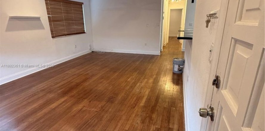 Дом в Майами, Флорида 4 спальни, 179.3м2 № 1944062