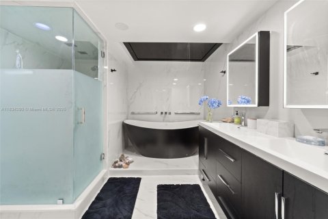 Condo in Miami Beach, Florida, 2 bedrooms  № 2154418 - photo 13