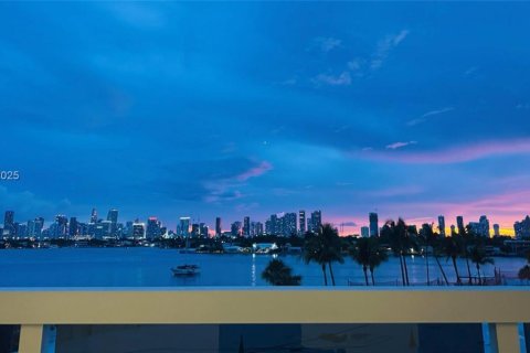Condo in Miami Beach, Florida, 2 bedrooms  № 2154418 - photo 29