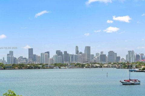 Condo in Miami Beach, Florida, 2 bedrooms  № 2154418 - photo 4