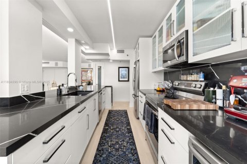 Condo in Miami Beach, Florida, 2 bedrooms  № 2154418 - photo 11