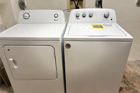 Townhouse in Miami, Florida 3 bedrooms, 169.55 sq.m. № 2000820 - photo 23