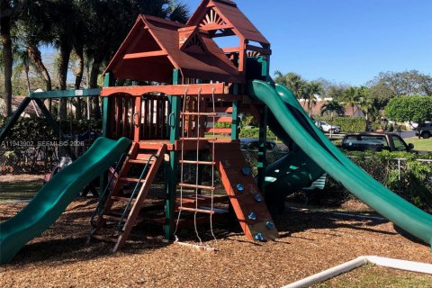 Townhouse in Miami, Florida 3 bedrooms, 169.55 sq.m. № 2000820 - photo 28