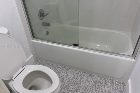 Townhouse in Miami, Florida 3 bedrooms, 169.55 sq.m. № 2000820 - photo 16