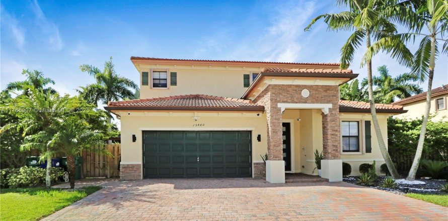 Casa en Miami, Florida 5 dormitorios, 238.29 m2 № 1715926