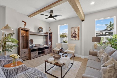 House in Ruskin, Florida 5 bedrooms, 306.58 sq.m. № 2199532 - photo 18